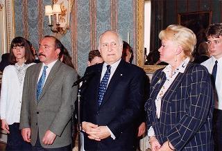 Il Presidente della Repubblica Oscar Luigi Scalfaro riceve in udienza alcuni studenti della Scuola media statale "Giuseppe Garibaldi" di Genzano