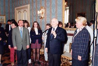 Il Presidente della Repubblica Oscar Luigi Scalfaro riceve in udienza alcuni studenti della Scuola media statale "Giuseppe Garibaldi" di Genzano