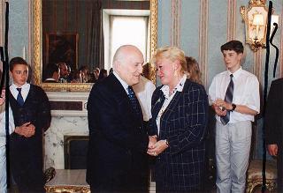 Il Presidente della Repubblica Oscar Luigi Scalfaro riceve in udienza alcuni studenti della Scuola media statale "Giuseppe Garibaldi" di Genzano