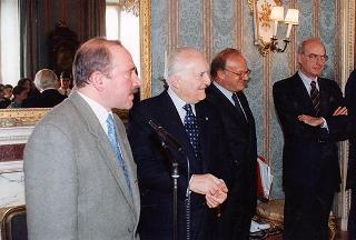 Il Presidente della Repubblica Oscar Luigi Scalfaro riceve in udienza alcuni studenti della Scuola media statale "Giuseppe Garibaldi" di Genzano