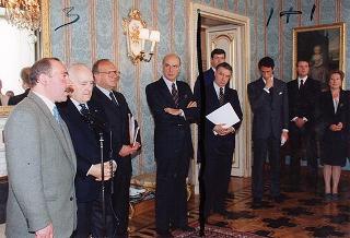 Il Presidente della Repubblica Oscar Luigi Scalfaro riceve in udienza alcuni studenti della Scuola media statale "Giuseppe Garibaldi" di Genzano