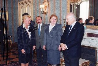 Il Presidente della Repubblica Oscar Luigi Scalfaro riceve in udienza alcuni studenti della Scuola media statale "Giuseppe Garibaldi" di Genzano