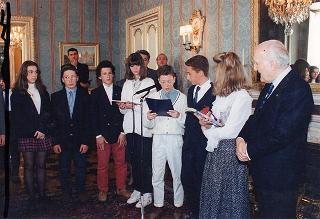 Il Presidente della Repubblica Oscar Luigi Scalfaro riceve in udienza alcuni studenti della Scuola media statale "Giuseppe Garibaldi" di Genzano