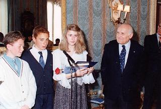 Il Presidente della Repubblica Oscar Luigi Scalfaro riceve in udienza alcuni studenti della Scuola media statale "Giuseppe Garibaldi" di Genzano