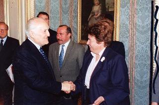 Il Presidente della Repubblica Oscar Luigi Scalfaro riceve in udienza alcuni studenti della Scuola media statale "Giuseppe Garibaldi" di Genzano