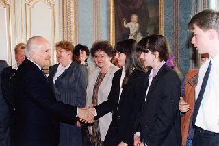 Il Presidente della Repubblica Oscar Luigi Scalfaro riceve in udienza alcuni studenti della Scuola media statale "Giuseppe Garibaldi" di Genzano