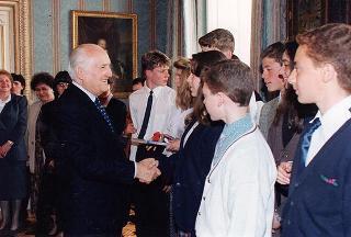 Il Presidente della Repubblica Oscar Luigi Scalfaro riceve in udienza alcuni studenti della Scuola media statale "Giuseppe Garibaldi" di Genzano