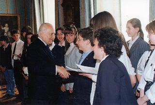Il Presidente della Repubblica Oscar Luigi Scalfaro riceve in udienza alcuni studenti della Scuola media statale "Giuseppe Garibaldi" di Genzano