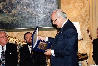 Il Presidente della Repubblica Oscar Luigi Scalfaro riceve una delegazione di partecipanti al Congresso nazionale dell'Unione italiana delle Chiese cristiane avventiste del 7° giorno