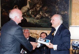 Il Presidente della Repubblica Oscar Luigi Scalfaro riceve una delegazione di partecipanti al Congresso nazionale dell'Unione italiana delle Chiese cristiane avventiste del 7° giorno