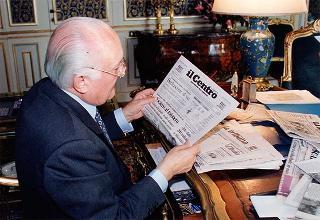 Il Presidente della Repubblica mentre legge la stampa quotidiana