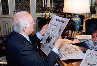 Il Presidente della Repubblica mentre legge la stampa quotidiana