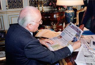 Il Presidente della Repubblica mentre legge la stampa quotidiana