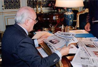 Il Presidente della Repubblica mentre legge la stampa quotidiana