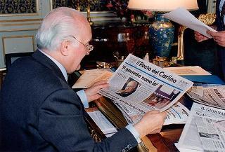 Il Presidente della Repubblica mentre legge la stampa quotidiana