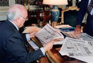 Il Presidente della Repubblica mentre legge la stampa quotidiana
