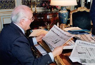 Il Presidente della Repubblica mentre legge la stampa quotidiana