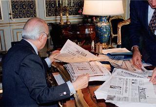 Il Presidente della Repubblica mentre legge la stampa quotidiana
