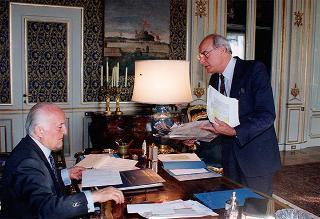 Il Presidente della Repubblica mentre legge la stampa quotidiana