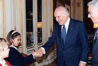 Il Presidente della Repubblica Oscar Luigi Scalfaro riceve alcuni esponenti della Fondazione italiana per la guarigione della talassemia