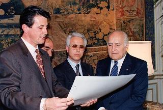 Il Presidente della Repubblica Oscar Luigi Scalfaro riceve alcuni esponenti della Fondazione italiana per la guarigione della talassemia