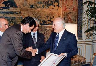 Il Presidente della Repubblica Oscar Luigi Scalfaro riceve alcuni esponenti della Fondazione italiana per la guarigione della talassemia