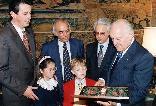 Il Presidente della Repubblica Oscar Luigi Scalfaro riceve alcuni esponenti della Fondazione italiana per la guarigione della talassemia