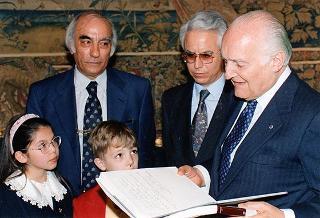 Il Presidente della Repubblica Oscar Luigi Scalfaro riceve alcuni esponenti della Fondazione italiana per la guarigione della talassemia