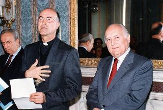 Incontro del Presidente della Repubblica Oscar Luigi Scalfaro con Mons. Tarcisio Bertone, arcivescovo di Vercelli, e una delegazione di vercellesi