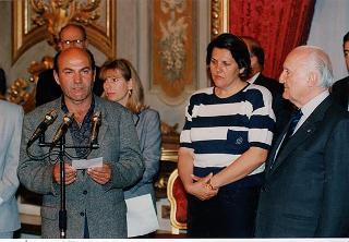 Il Presidente della Repubblica Oscar Luigi Scalfaro riceve in udienza alcuni studenti della Scuola &quot;Pasusje&quot; (Bosnia) e della Scuola elementare &quot;Badini&quot; di Roma