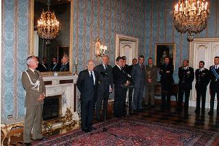 Il Presidente della Repubblica Oscar Luigi Scalfaro riceve in udienza una delegazione di allievi della Scuola Carabinieri di Roma in servizio di guardia d'onore al Palazzo del Quirinale