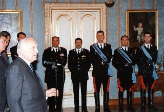 Il Presidente della Repubblica Oscar Luigi Scalfaro riceve in udienza una delegazione di allievi della Scuola Carabinieri di Roma in servizio di guardia d'onore al Palazzo del Quirinale
