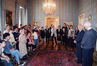Il Presidente della Repubblica Oscar Luigi Scalfaro riceve una delegazione dell'Associazione di volontariato &quot;Solidarietà familiare&quot; di Castellanza