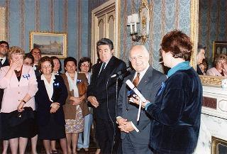 Il Presidente della Repubblica Oscar Luigi Scalfaro riceve in udienza una delegazione della &quot;Famiglia cooperativa S. Agabio&quot; di Novara