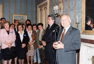 Il Presidente della Repubblica Oscar Luigi Scalfaro riceve in udienza una delegazione della &quot;Famiglia cooperativa S. Agabio&quot; di Novara