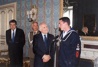 Il Presidente della Repubblica Oscar Luigi Scalfaro riceve una delegazione di allievi della Scuola sottufficiali della Marina Militare