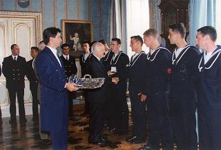 Il Presidente della Repubblica Oscar Luigi Scalfaro riceve una delegazione di allievi della Scuola sottufficiali della Marina Militare
