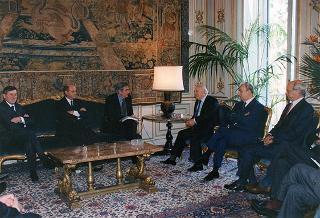 Il Presidente della Repubblica Oscar Luigi Scalfaro incontra il prof. Gianfranco Imperatori, presidente del Mediocredito Centrale, con alcuni esponenti dell'Istituto