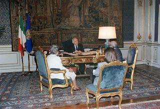 Il Presidente della Repubblica Oscar Luigi Scalfaro riceve l'on. Gaetano Ambrico, con alcuni familiari