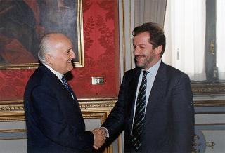 Il Presidente della Repubblica Oscar Luigi Scalfaro riceve l'on. Roberto Maroni, ministro dell'interno, e un gruppo di sindaci dei Comuni dell'Agro Aversano