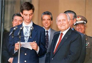 Il Presidente della Repubblica Oscar Luigi Scalfaro riceve in udienza alcuni studenti della provincia di Ascoli Piceno, vincitori di un concorso sui temi della Resistenza, dell'antifascismo e della pace, e studenti di Borgo Valsugana, Fiera di Primiero e Chiusi, che hanno partecipato al &quot;Progetto giovani 1993-1994&quot;