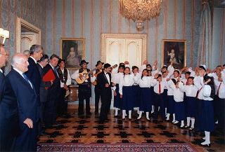 Mons. Carlo Muratore, presidente dell'Opera di promozione dell'alfabetizzazione nel mondo, con i bambini del coro polifonico selezionati dall'OPAM dell'Ecuador