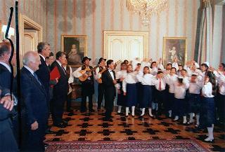 Mons. Carlo Muratore, presidente dell'Opera di promozione dell'alfabetizzazione nel mondo, con i bambini del coro polifonico selezionati dall'OPAM dell'Ecuador