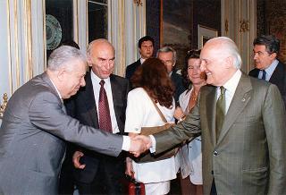 Il Presidente della Repubblica Oscar Luigi Scalfaro riceve il prof. Nicolò Lipari, presidente del Comitato per la verità su Ustica, con alcuni componenti
