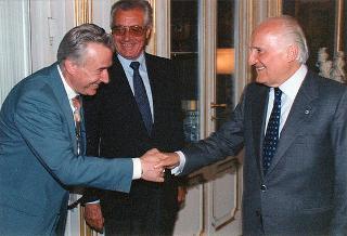 Ing. Giorgio Tombesi, presidente del Circolo della cultura e delle arti di Trieste, con gli esponenti del sodalizio