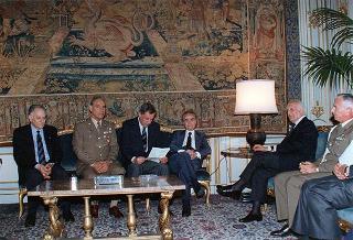 Incontro del Presidente della Repubblica Oscar Luigi Scalfaro con Antonio Concina, presidente dell'Associazione nazionale Nunziatella, con il Consiglio direttivo dell'Associazione