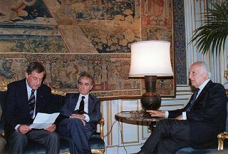 Incontro del Presidente della Repubblica Oscar Luigi Scalfaro con Antonio Concina, presidente dell'Associazione nazionale Nunziatella, con il Consiglio direttivo dell'Associazione