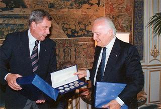 Incontro del Presidente della Repubblica Oscar Luigi Scalfaro con Antonio Concina, presidente dell'Associazione nazionale Nunziatella, con il Consiglio direttivo dell'Associazione