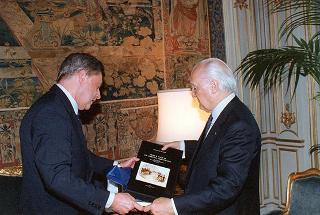 Incontro del Presidente della Repubblica Oscar Luigi Scalfaro con Antonio Concina, presidente dell'Associazione nazionale Nunziatella, con il Consiglio direttivo dell'Associazione