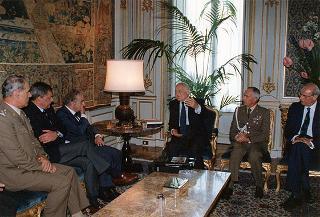 Incontro del Presidente della Repubblica Oscar Luigi Scalfaro con Antonio Concina, presidente dell'Associazione nazionale Nunziatella, con il Consiglio direttivo dell'Associazione
